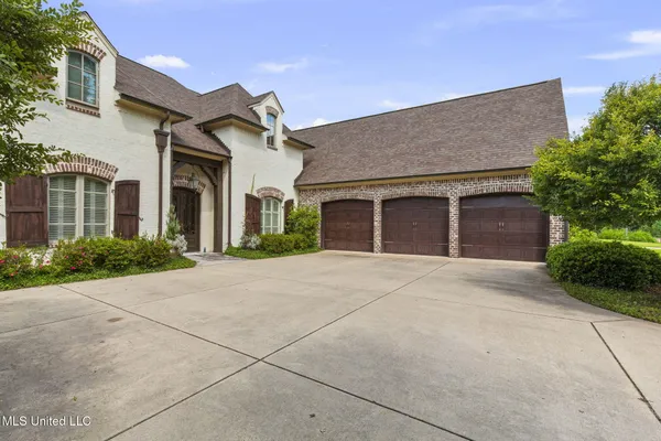 $1,065,000 | 106 Chicot Cove, Ridgeland, MS 39157