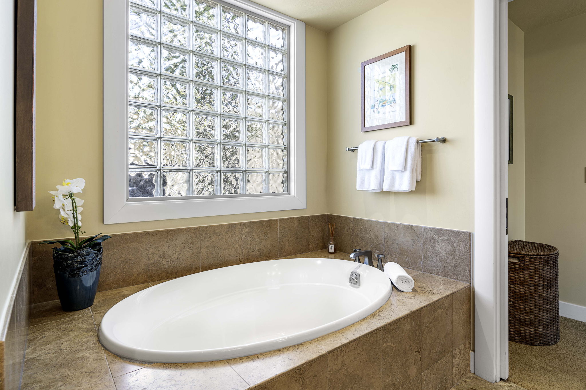62-3600 Amaui Place, Unit F102 Kamuela, HI 96743 - Photo 7 of 27 a bathroom with a bathtub and a window