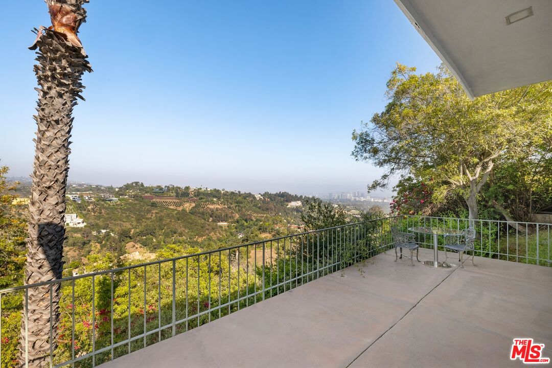 1298 Stradella Road Los Angeles, CA 90077 - Photo 17 of 23 Gallery Image 17