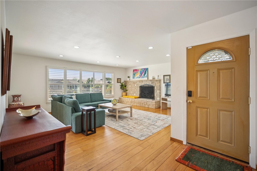 632 Waterview Alameda, CA 94501 - Photo 11 of 57 Large windows with plantation shutters