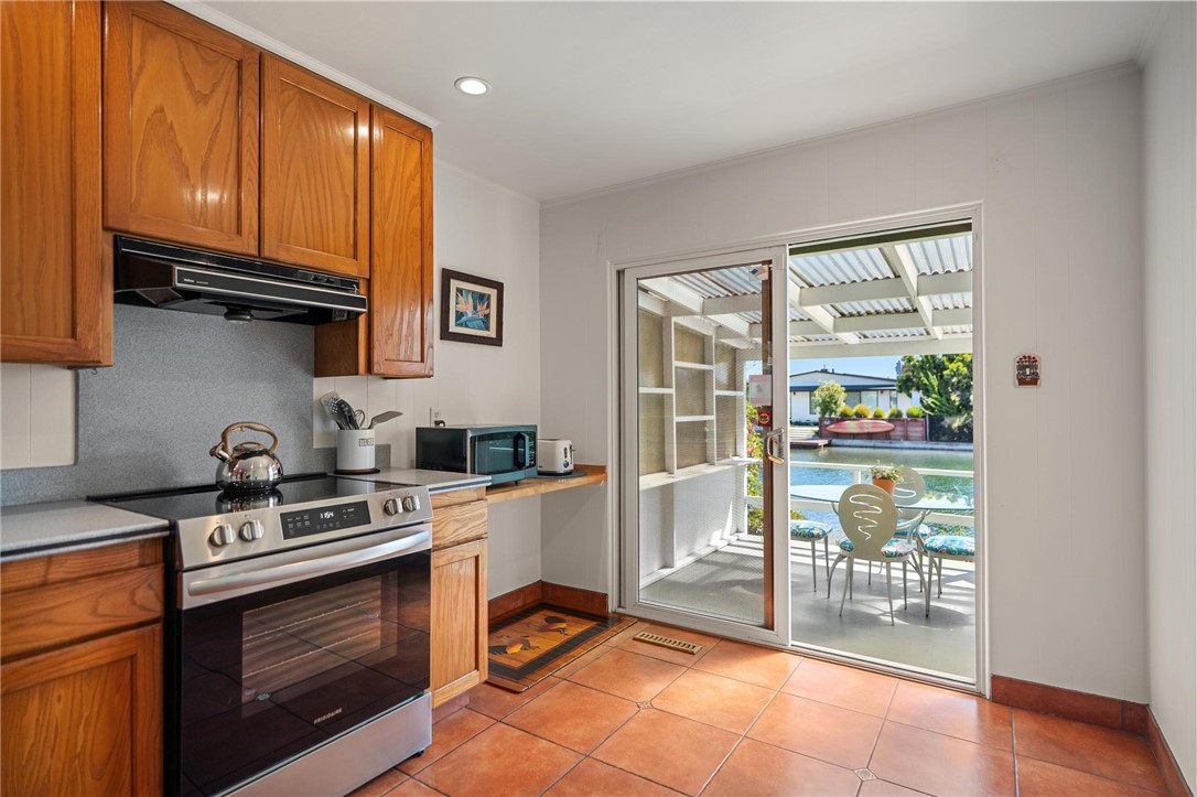 632 Waterview Alameda, CA 94501 - Photo 24 of 57 eat in area with views of the lagoon