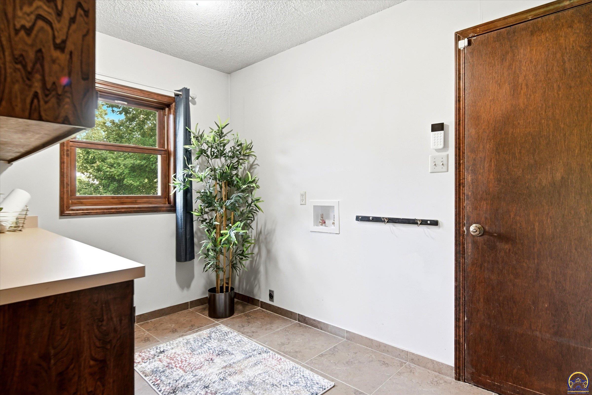 760 Southwest Prairie Court Topeka, KS 66606 - Photo 14 of 37