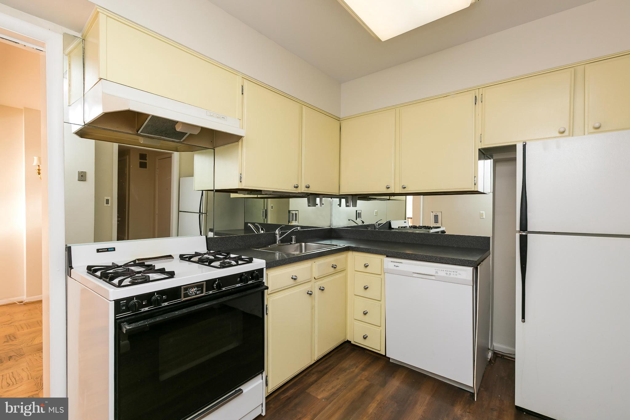200 Cross Keys Road, Unit R22 Baltimore, MD 21210 - Photo 4 of 30 Kitchen
