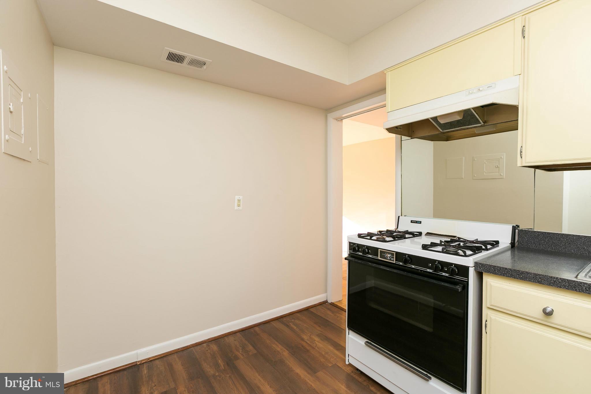 200 Cross Keys Road, Unit R22 Baltimore, MD 21210 - Photo 5 of 30 Kitchen