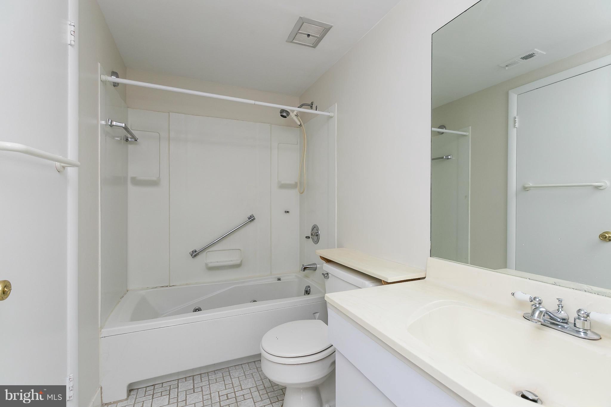 200 Cross Keys Road, Unit R22 Baltimore, MD 21210 - Photo 8 of 30 Bath (Master)