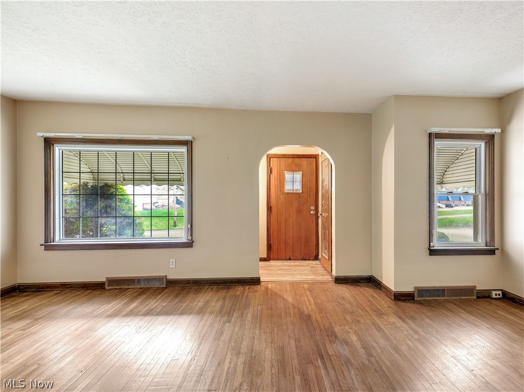 4474 Navarre Road Southwest Canton, OH 44706 - Photo 6 of 31 Gallery Image 6