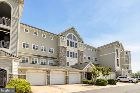 $465,000 | 1601 Ladue Court, Unit 305, Woodbridge, VA 22191