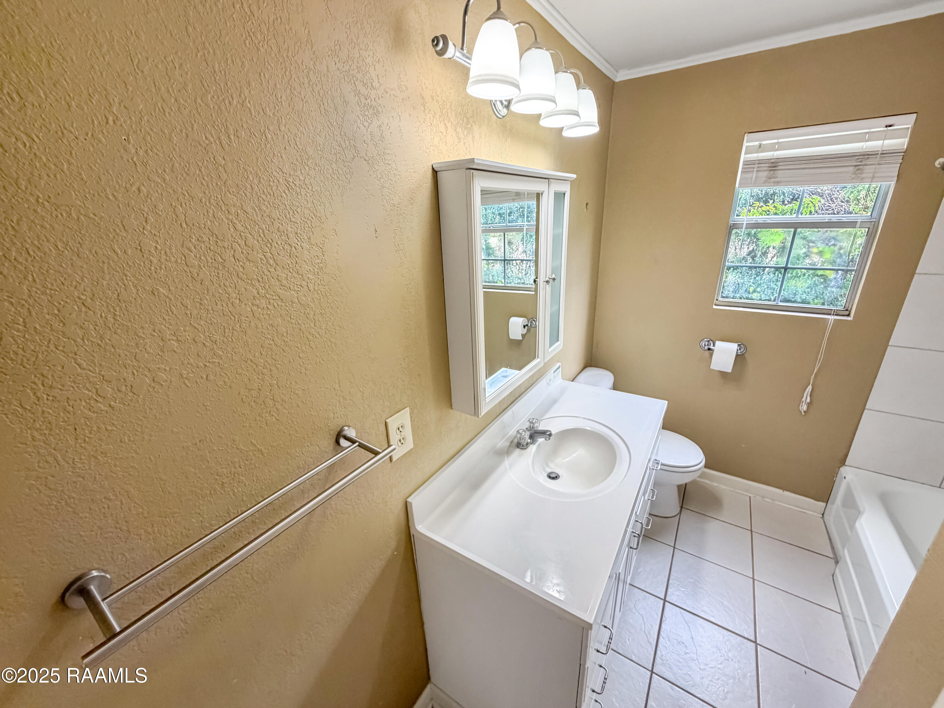 100 Virginia Lafayette, LA 70507 - Photo 8 of 32 Guest Bathroom