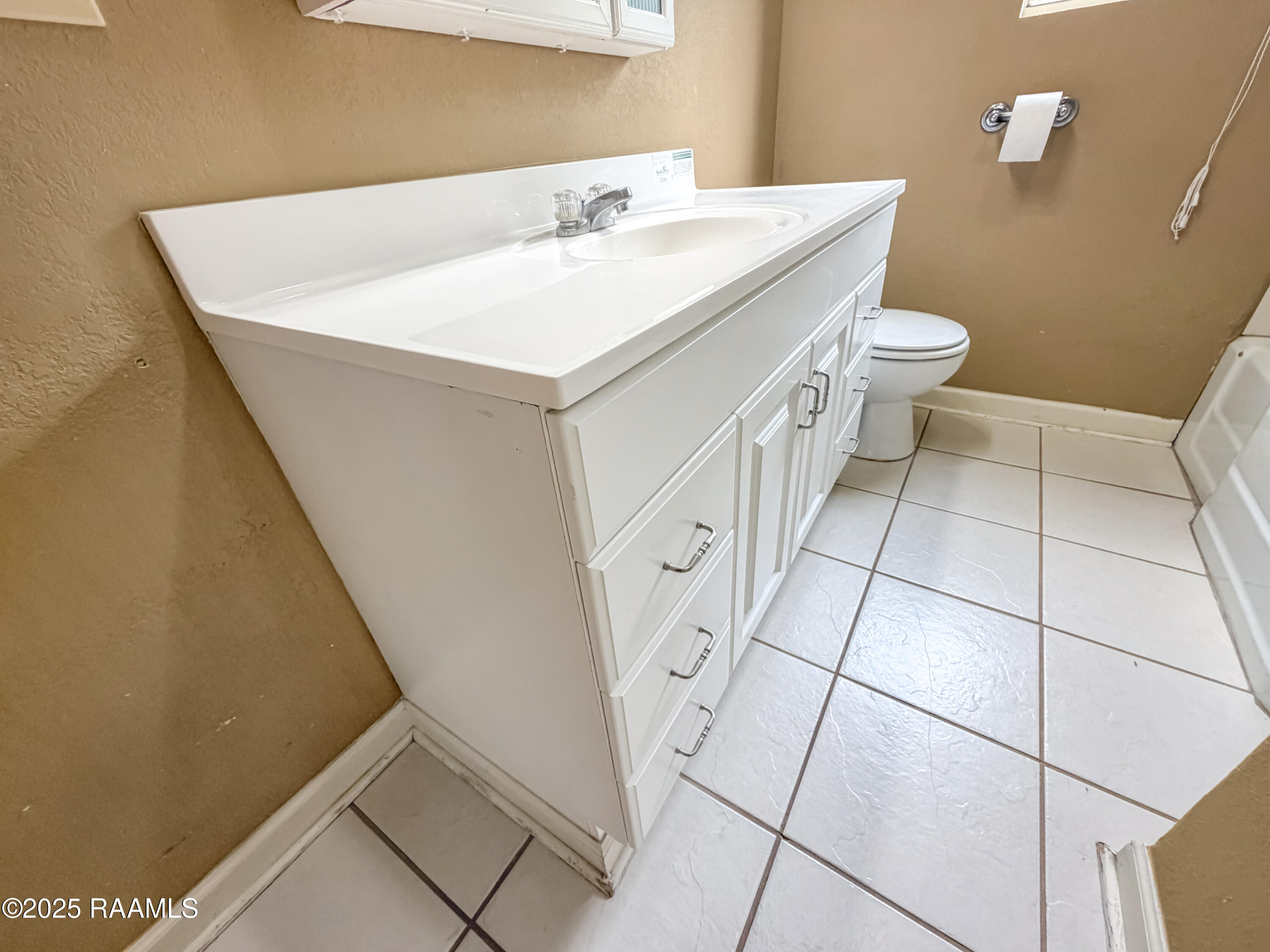 100 Virginia Lafayette, LA 70507 - Photo 9 of 32 Guest Bathroom