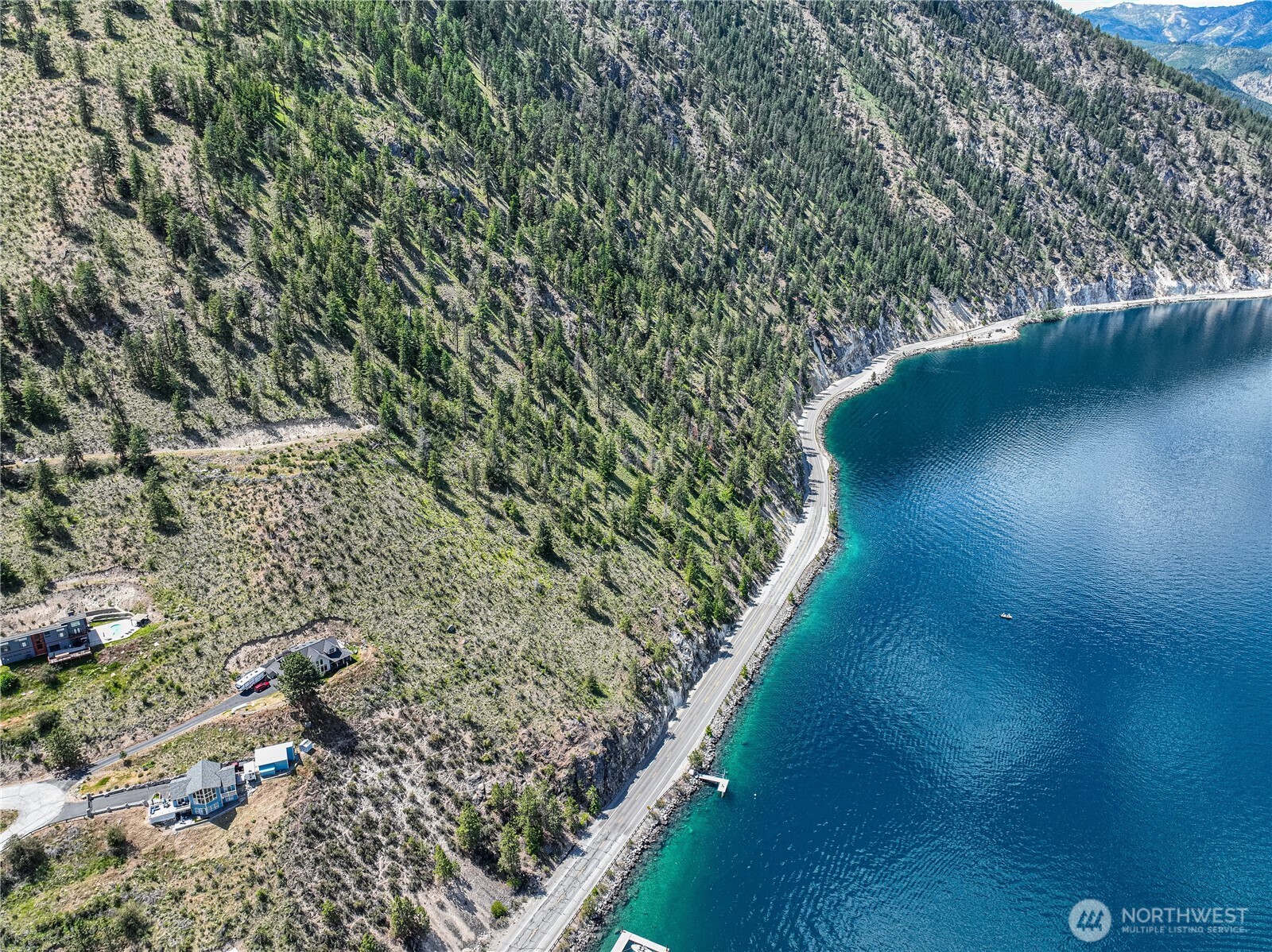 4620 South Lakeshore Road Chelan, WA 98816 - Photo 33 of 40 a view of a pathway both side of yard