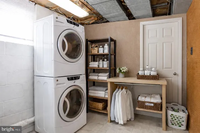 a view of livingroom with washer and dryer