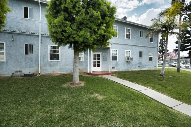 a house that is sitting in the grass