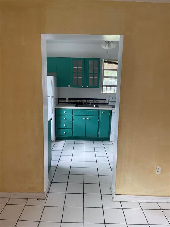 Pinewood Miami, FL 33150 - Photo 14 of 15 a room with washing machine and mirror