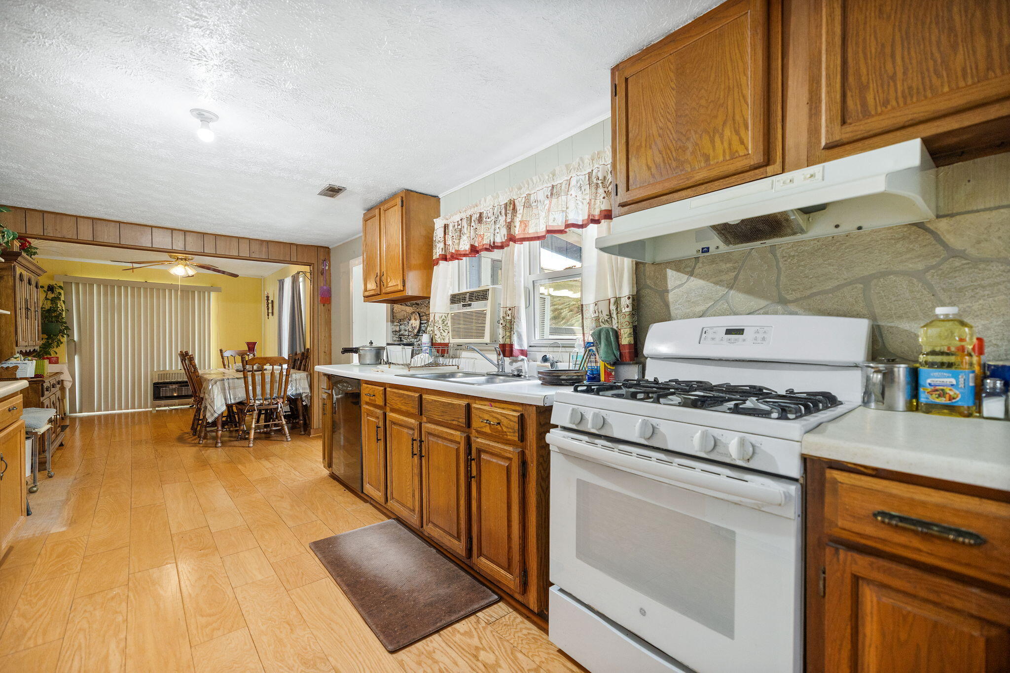 684 Martin Cemetary Road Oneida, KY 40972 - Photo 28 of 96 Farmhouse Kitchen Gas Stove