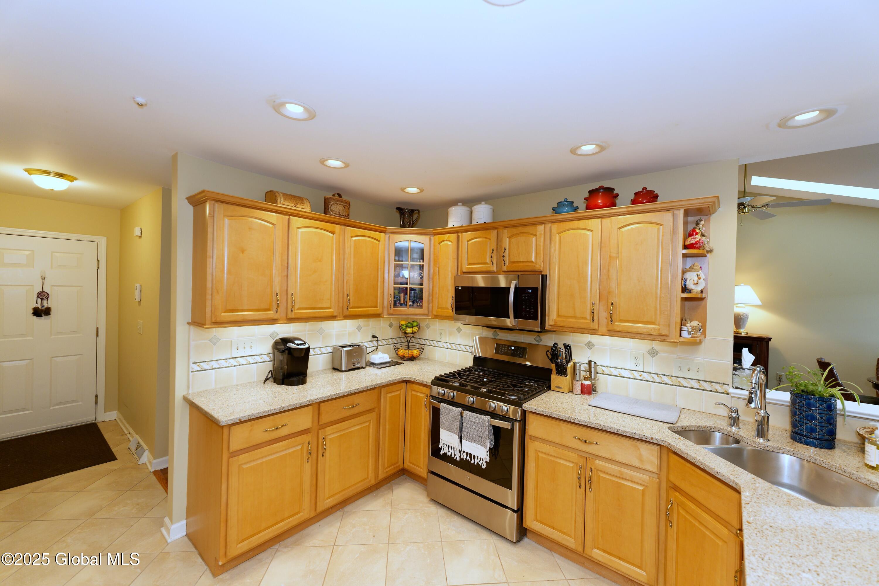 28 Greyledge Drive Albany, NY 12211 - Photo 14 of 41 4 Kitchen 5