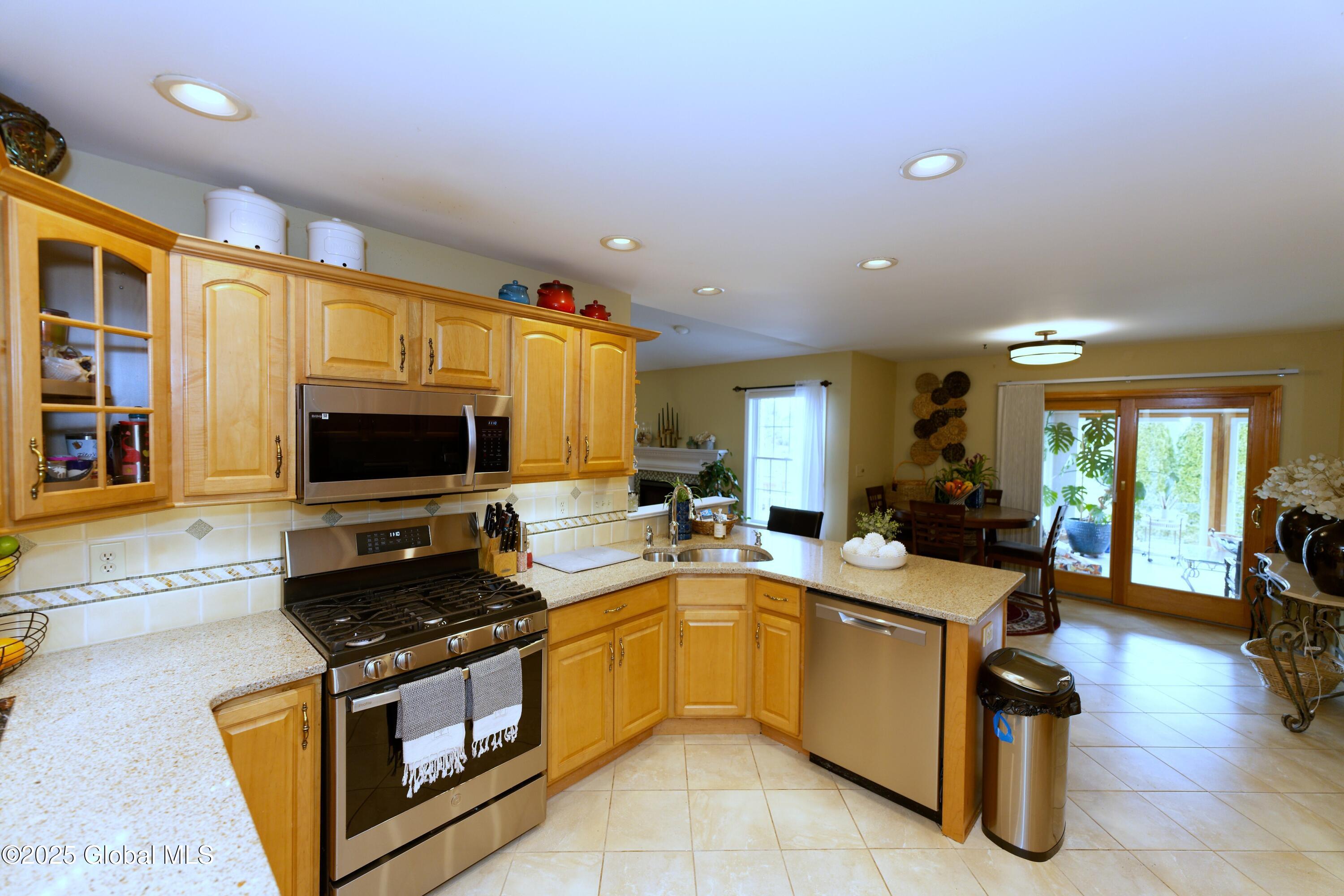28 Greyledge Drive Albany, NY 12211 - Photo 15 of 41 4 Kitchen 6