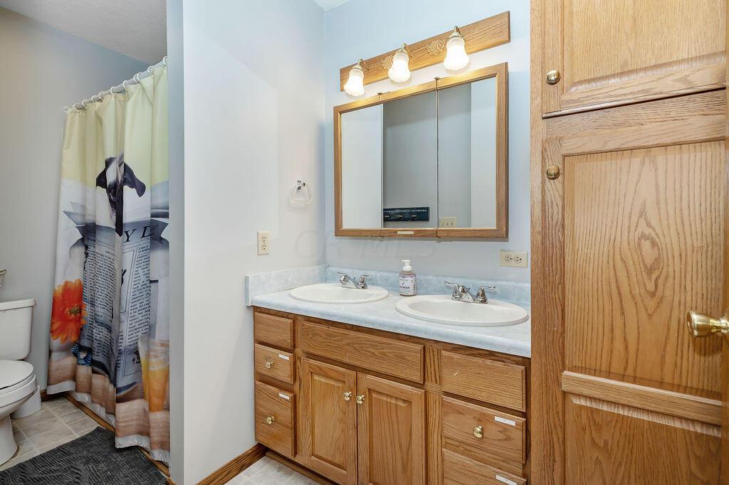 10661 Fairview Road Southeast Heath, OH 43056 - Photo 32 of 53 Guest Full Bathroom