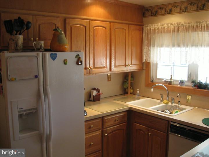 26 Fountain Road Levittown, PA 19056 - Photo 5 of 25 Kitchen