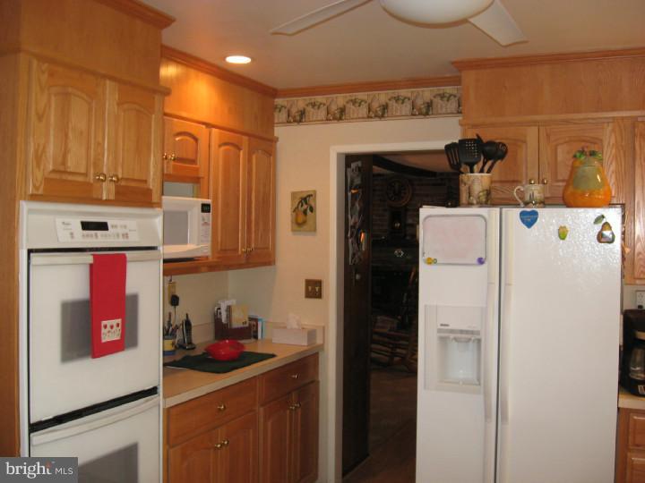 26 Fountain Road Levittown, PA 19056 - Photo 7 of 25 Kitchen