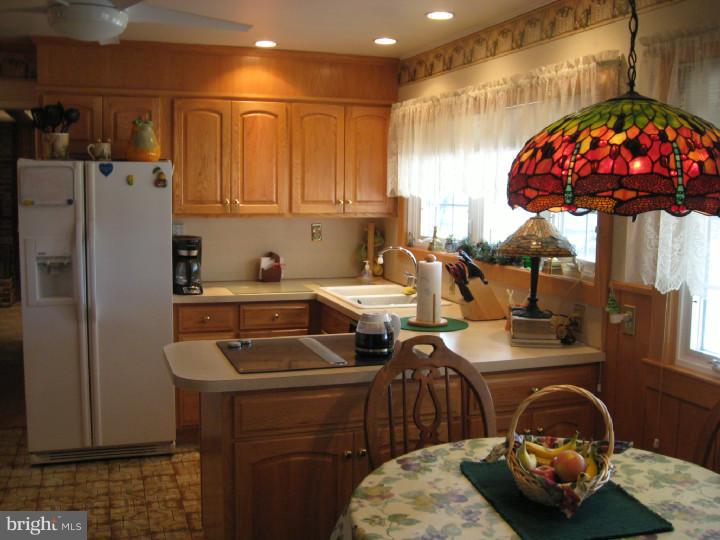 26 Fountain Road Levittown, PA 19056 - Photo 8 of 25 Kitchen