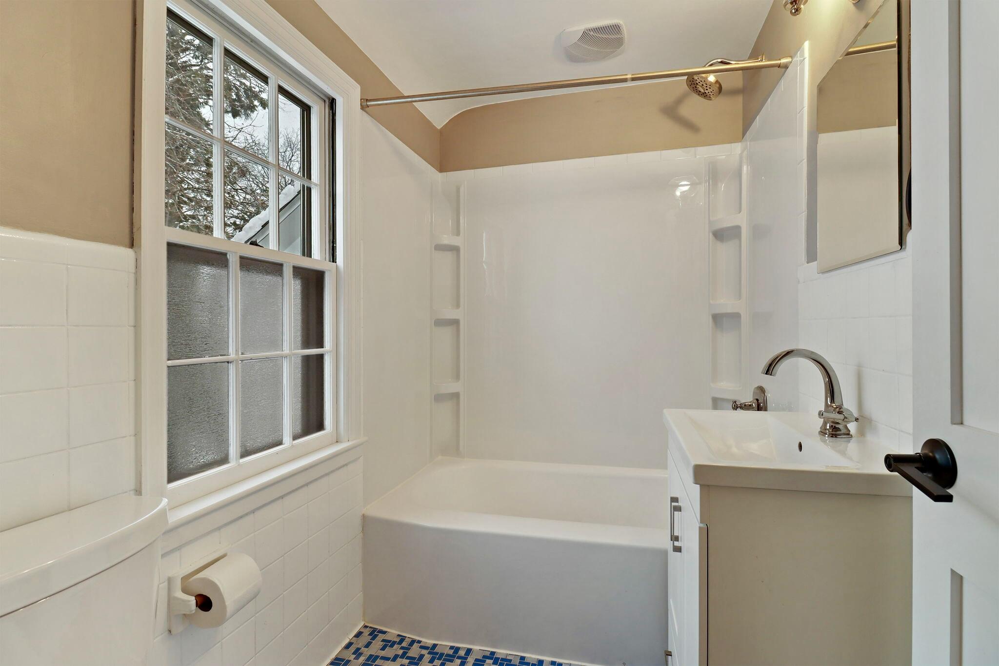 438 Shoreland Drive Racine, WI 53402 - Photo 19 of 26 IMG_2388