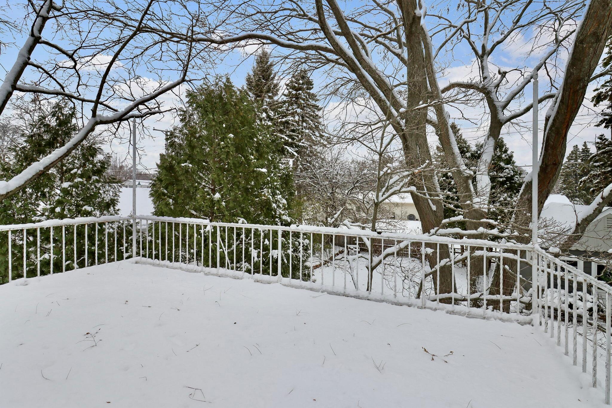 438 Shoreland Drive Racine, WI 53402 - Photo 20 of 26 IMG_2395