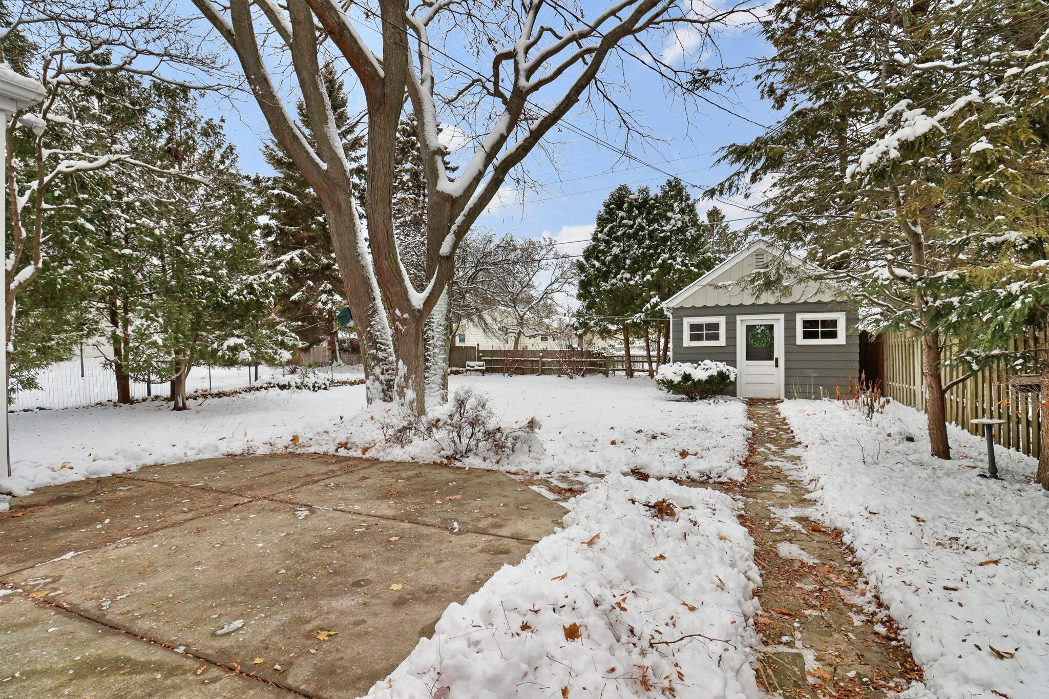 438 Shoreland Drive Racine, WI 53402 - Photo 24 of 26 IMG_2401