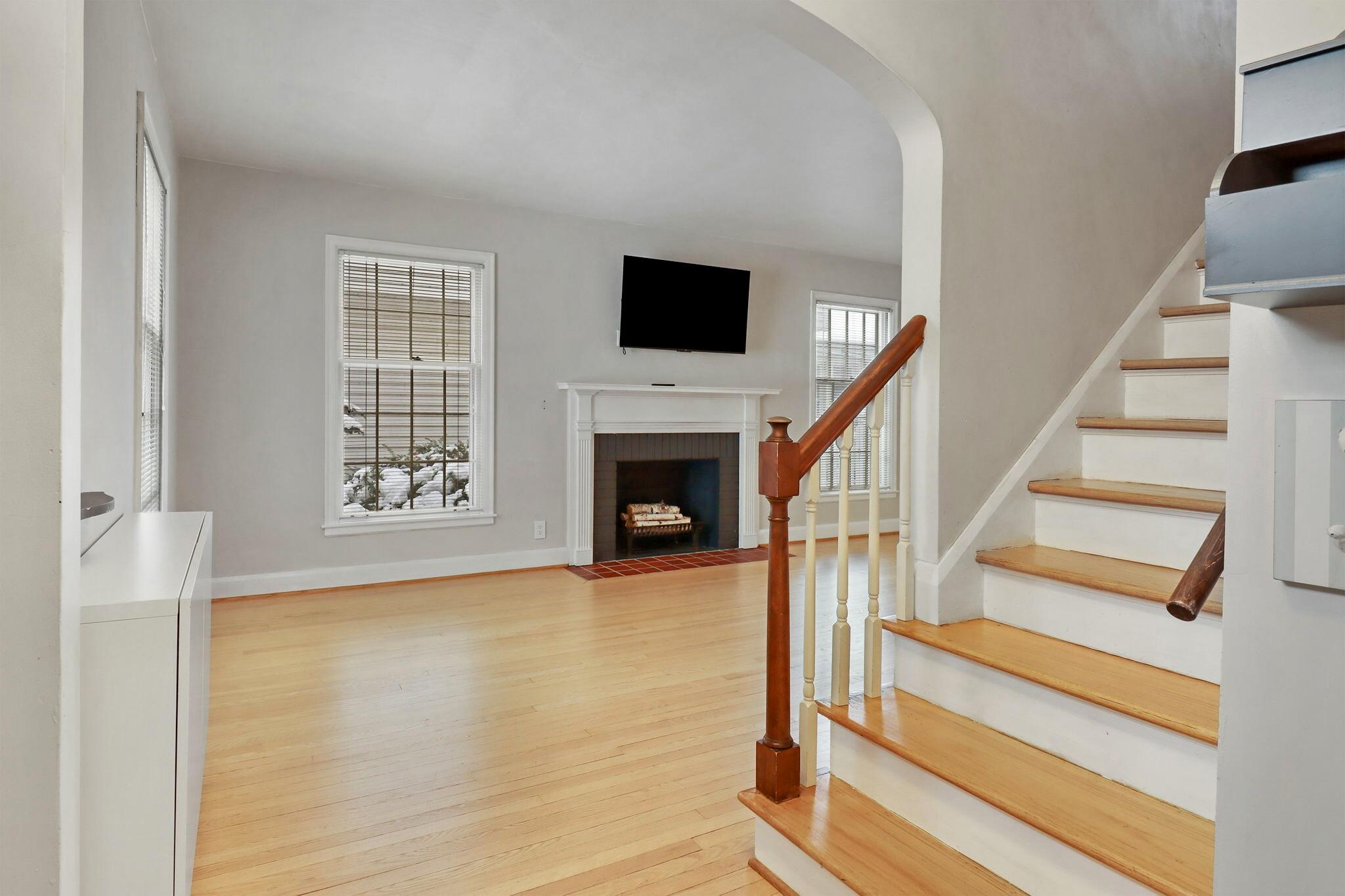 438 Shoreland Drive Racine, WI 53402 - Photo 3 of 26 IMG_2376