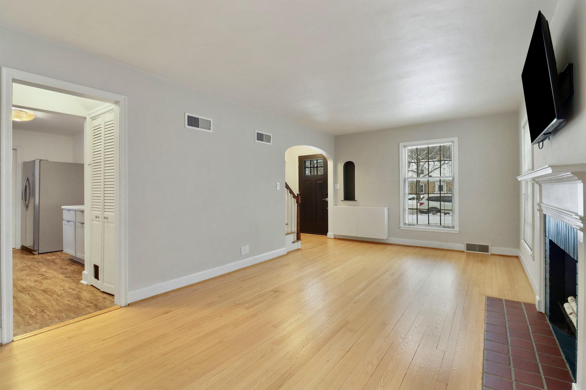 438 Shoreland Drive Racine, WI 53402 - Photo 4 of 26 IMG_2377