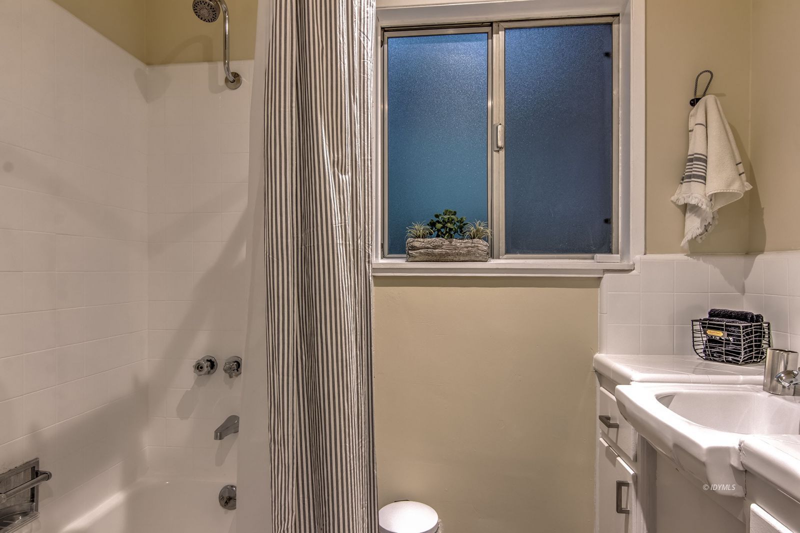 25005 Rim Rock Road Idyllwild, CA 92549 - Photo 32 of 48 Main level guest bathroom