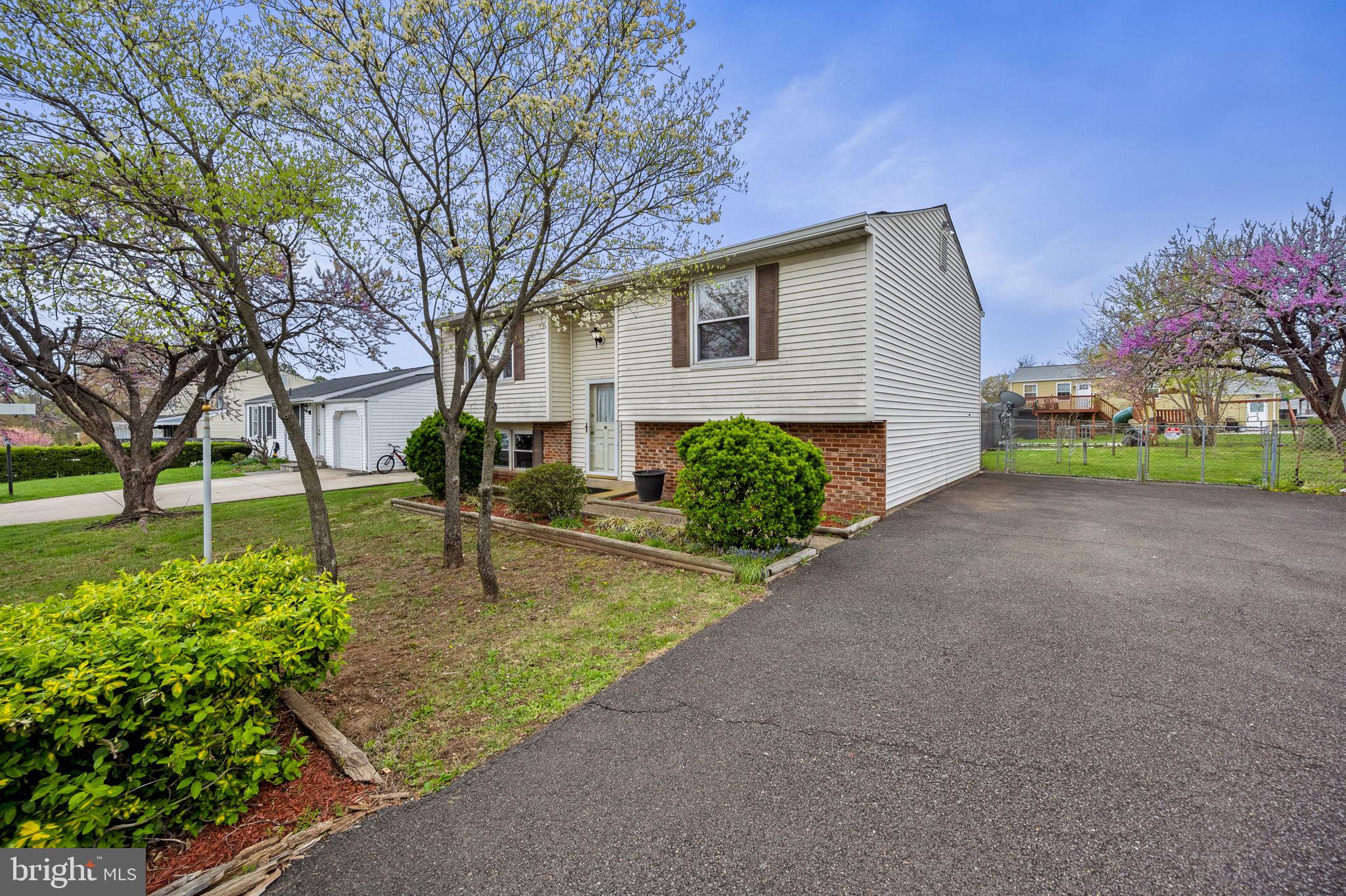 1306 East Beech Road Sterling, VA 20164 - Photo 3 of 33 Gallery Image 3