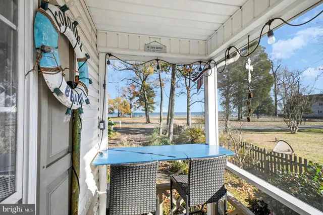 a view of entryway with outdoor area