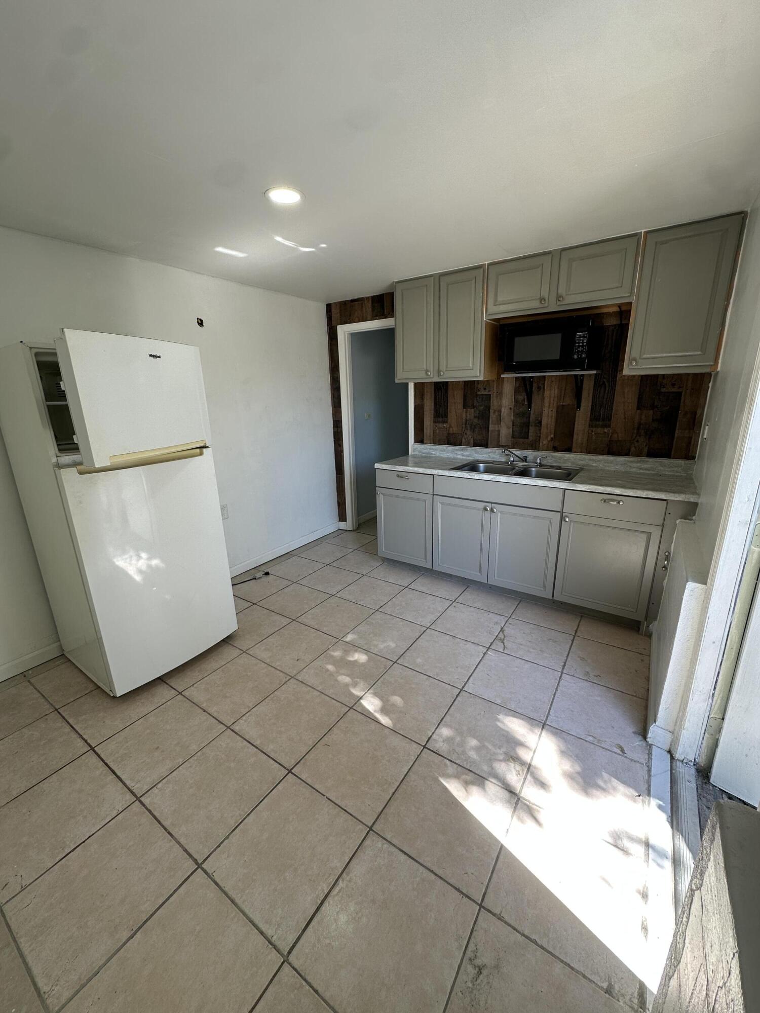 2024 Golfview Court Fort Pierce, FL 34950 - Photo 5 of 10 IMG_2984