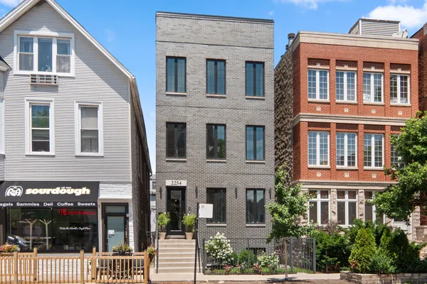 $1,390,000 | 2254 West Roscoe Street, Unit 1, Chicago, IL 60618