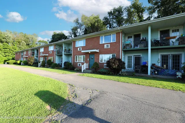 a view of front of a house with a yard