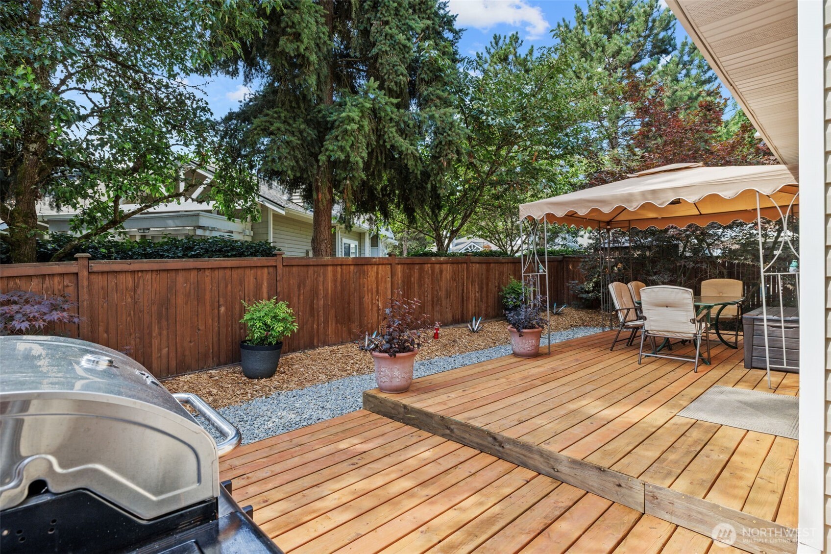 5021 South 232nd Street, Unit 75 Kent, WA 98032 - Photo 34 of 40 a backyard of a house with table and chairs