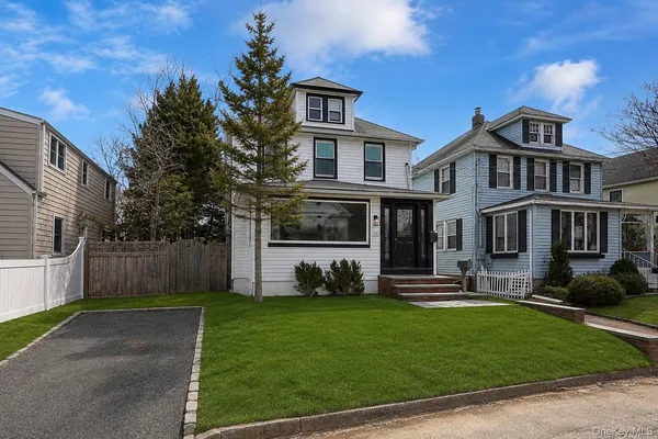 $5,200 | 24 High Street, Locust Valley, NY 11560