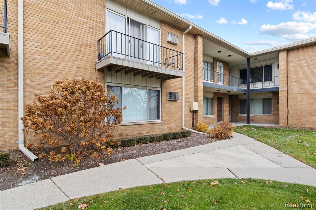 2859 East Maple Road, Unit 7 Birmingham, MI 48009 - Photo 3 of 15