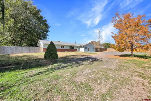 a view of backyard of the house