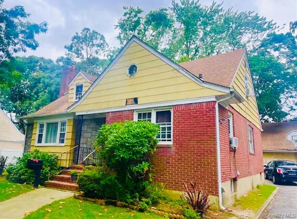 $700,000 | 114 Camdike Street, Valley Stream, NY 11580