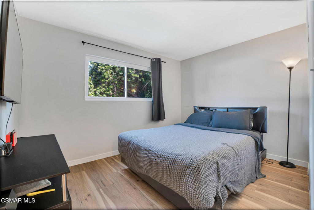 926 Talbert Avenue Simi Valley, CA 93065 - Photo 16 of 41 a bedroom with a bed and a window
