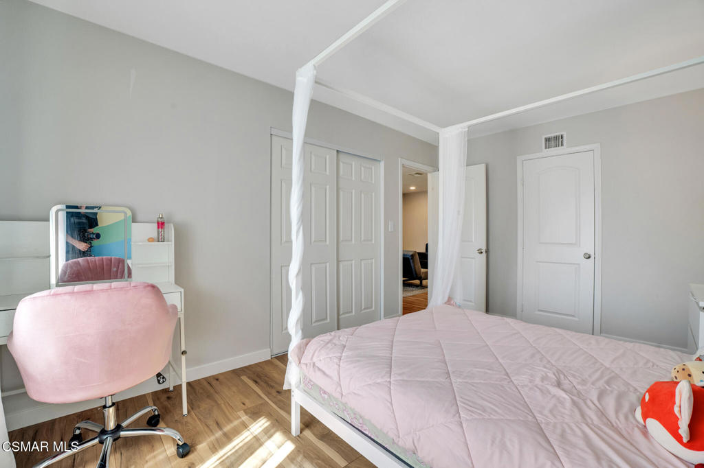 926 Talbert Avenue Simi Valley, CA 93065 - Photo 23 of 41 a bedroom with a bed and a desk