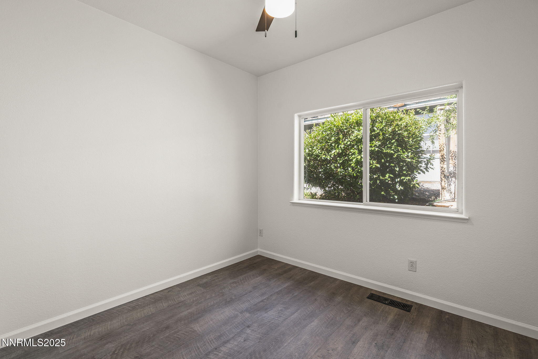 515 College Drive Reno, NV 89503 - Photo 11 of 25 an empty room with a window