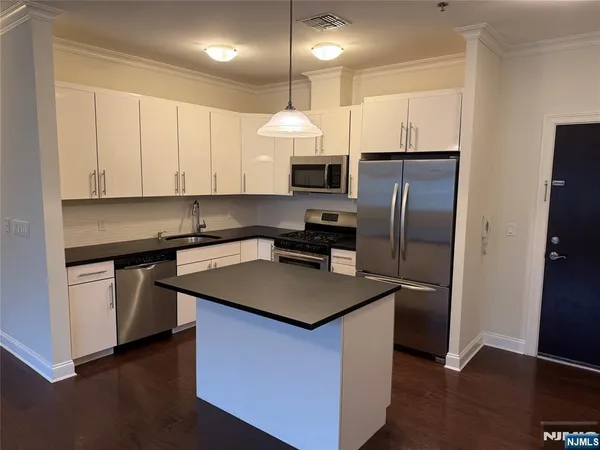 $3,395 | 2001 Hudson Terrace, Unit 404, Fort Lee, NJ 07024