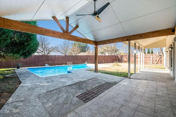 a view of a backyard