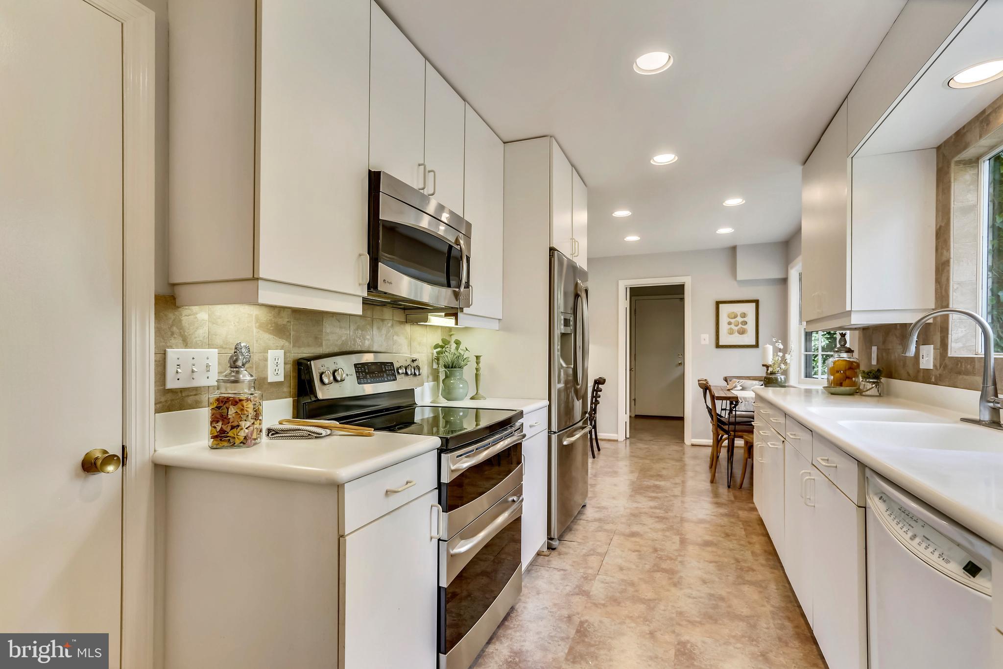 9017 Rouen Lane Potomac, MD 20854 - Photo 11 of 40 Table Space Kitchen