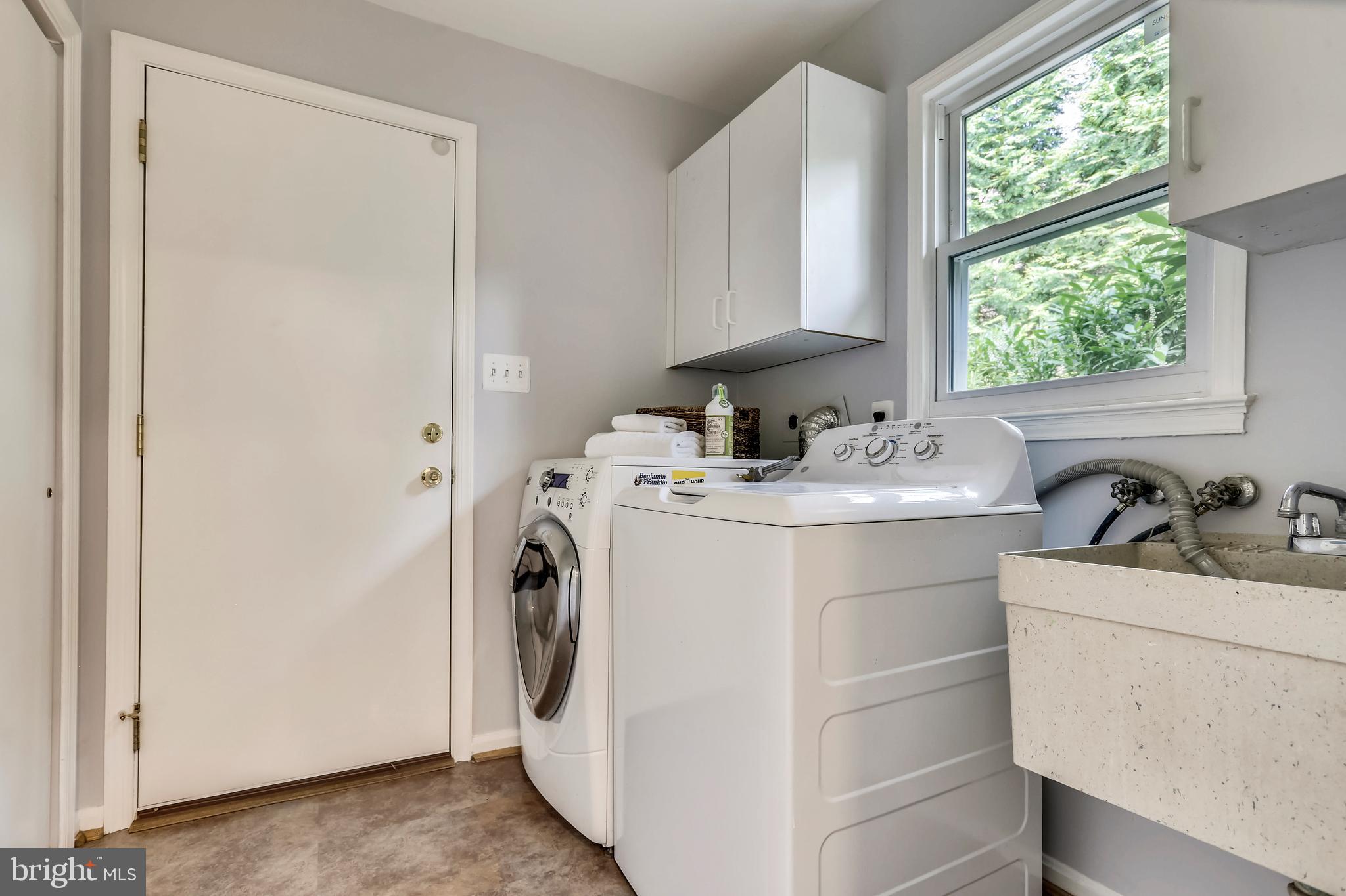 9017 Rouen Lane Potomac, MD 20854 - Photo 18 of 40 Main Level Laundry/Mud Room