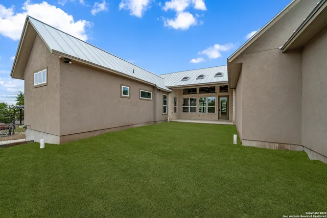 a view of an house with backyard porch and garden