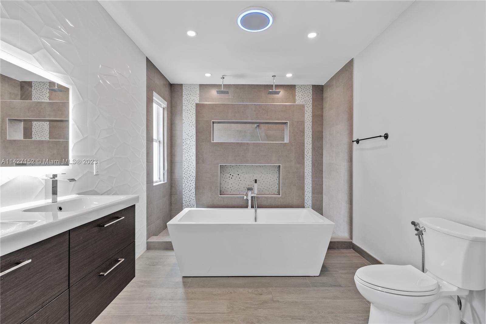 3759 Northeast 15th Street Homestead, FL 33033 - Photo 31 of 55 a bathroom with a tub a sink and mirror