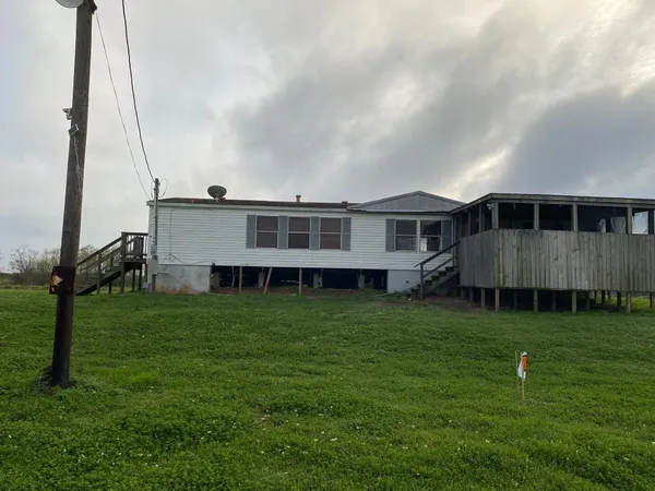 a view of a house with a backyard